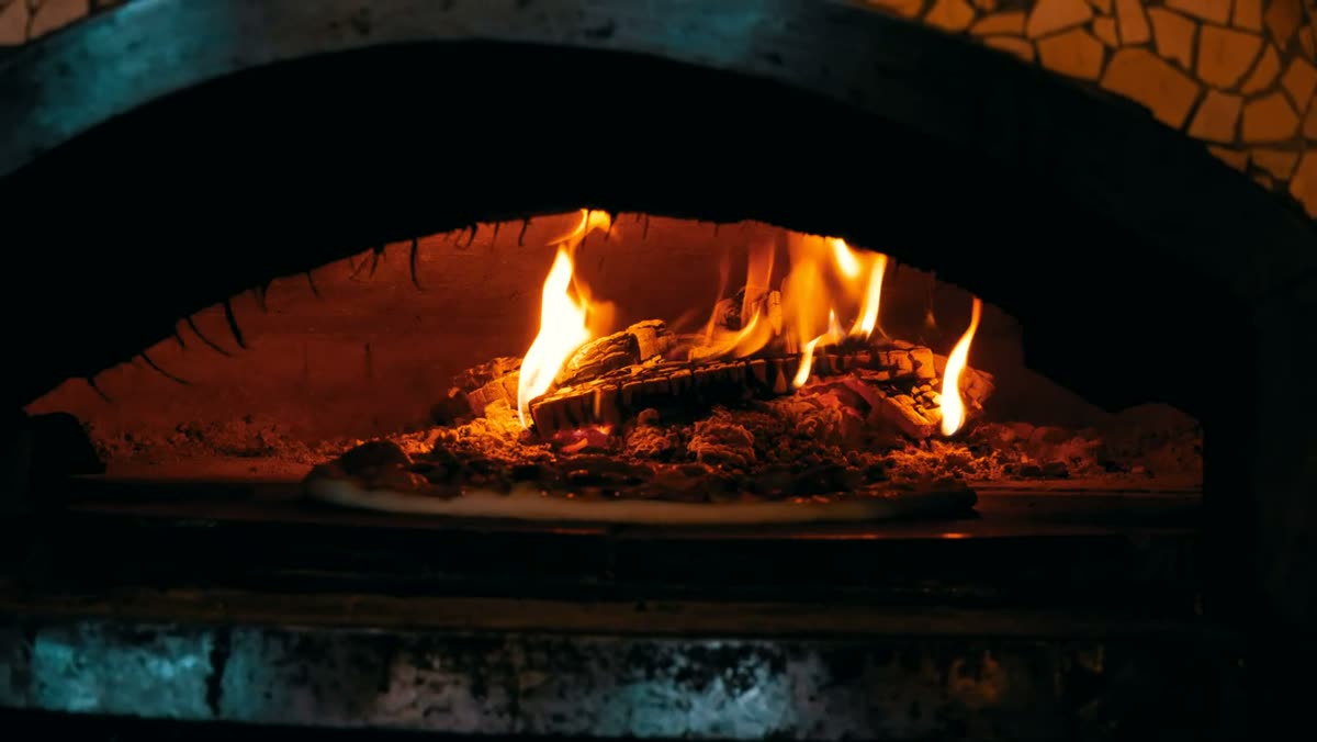 Le four à bois en pleine chauffe